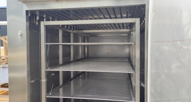 One operator can manage multiple machines, significantly reducing manpower dependency.