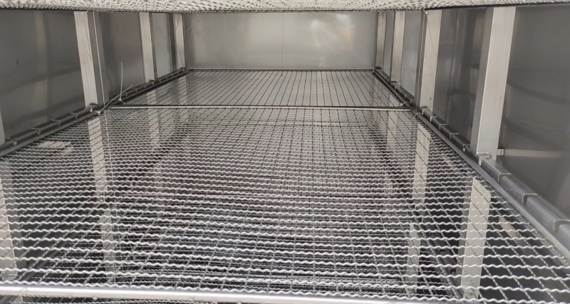One operator can manage multiple machines, significantly reducing manpower dependency.